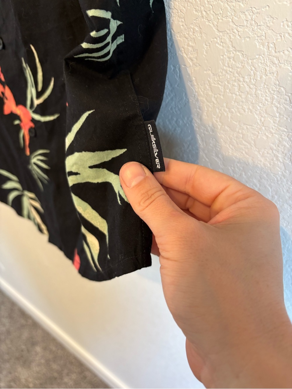 Quiksilver Hawaiian Button Up Shirt Men’s S Black Floral Tropical Short Sleeve - Picture 6 of 9